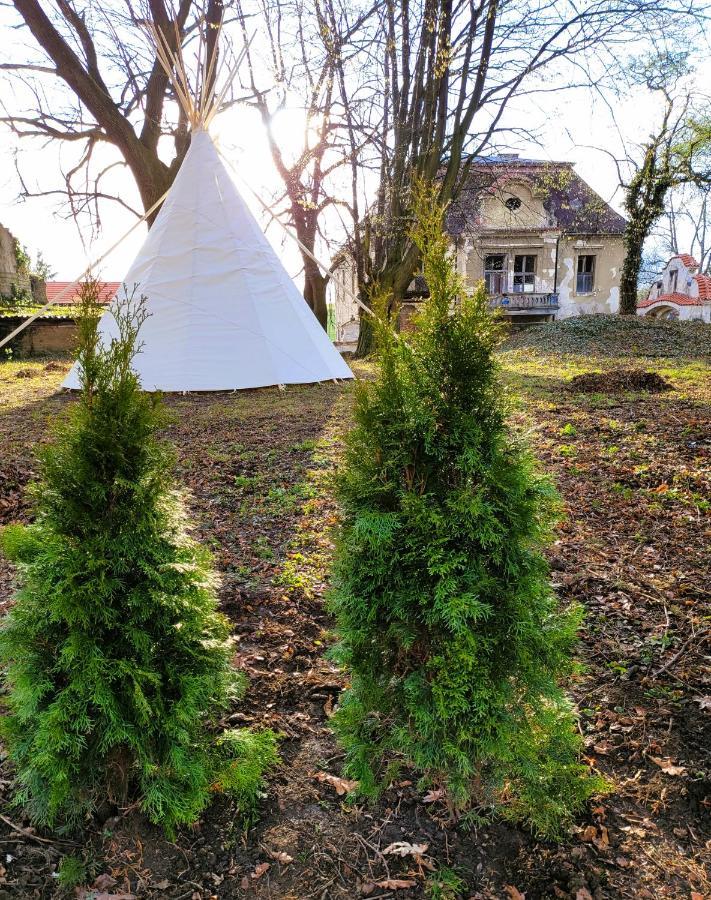 Chateau Moravany - Apartmany, Teepee A Wellness Ronow an der Doubrava Eksteriør billede