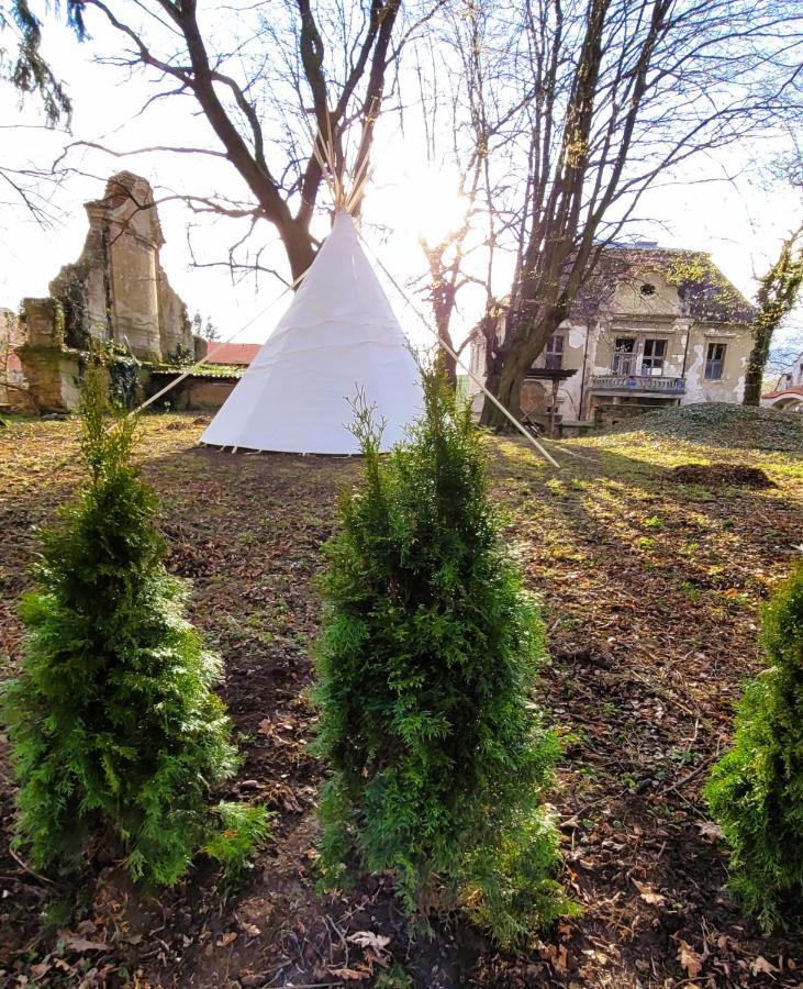 Chateau Moravany - Apartmany, Teepee A Wellness Ronow an der Doubrava Eksteriør billede