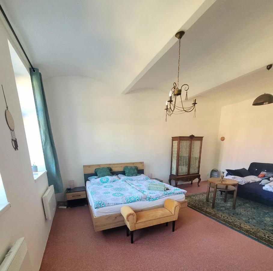 Chateau Moravany - Apartmany, Teepee A Wellness Ronow an der Doubrava Eksteriør billede
