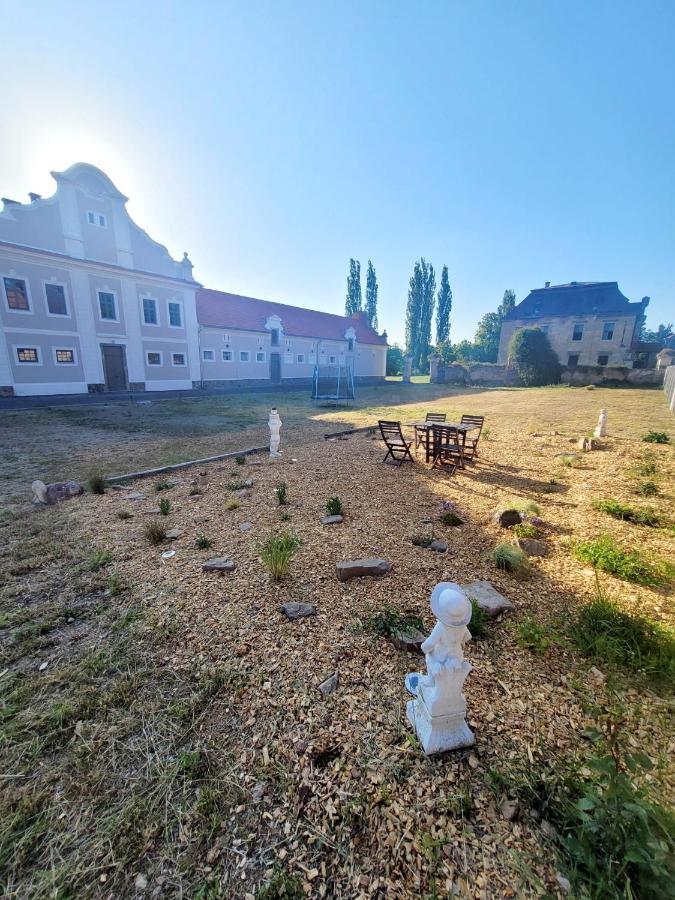 Chateau Moravany - Apartmany, Teepee A Wellness Ronow an der Doubrava Eksteriør billede