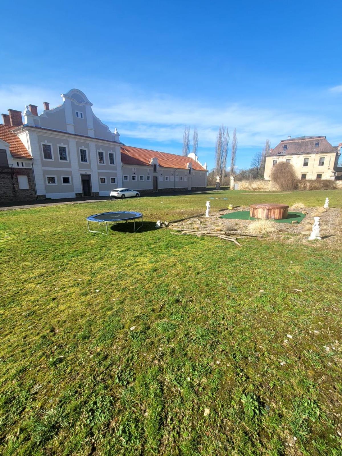 Chateau Moravany - Apartmany, Teepee A Wellness Ronow an der Doubrava Eksteriør billede
