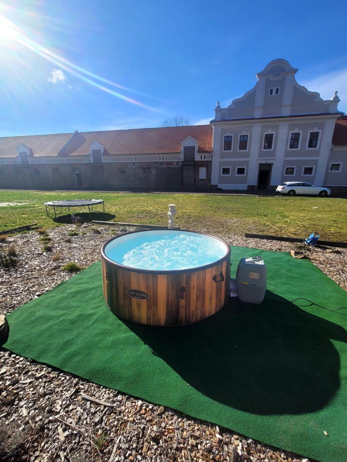 Chateau Moravany - Apartmany, Teepee A Wellness Ronow an der Doubrava Eksteriør billede