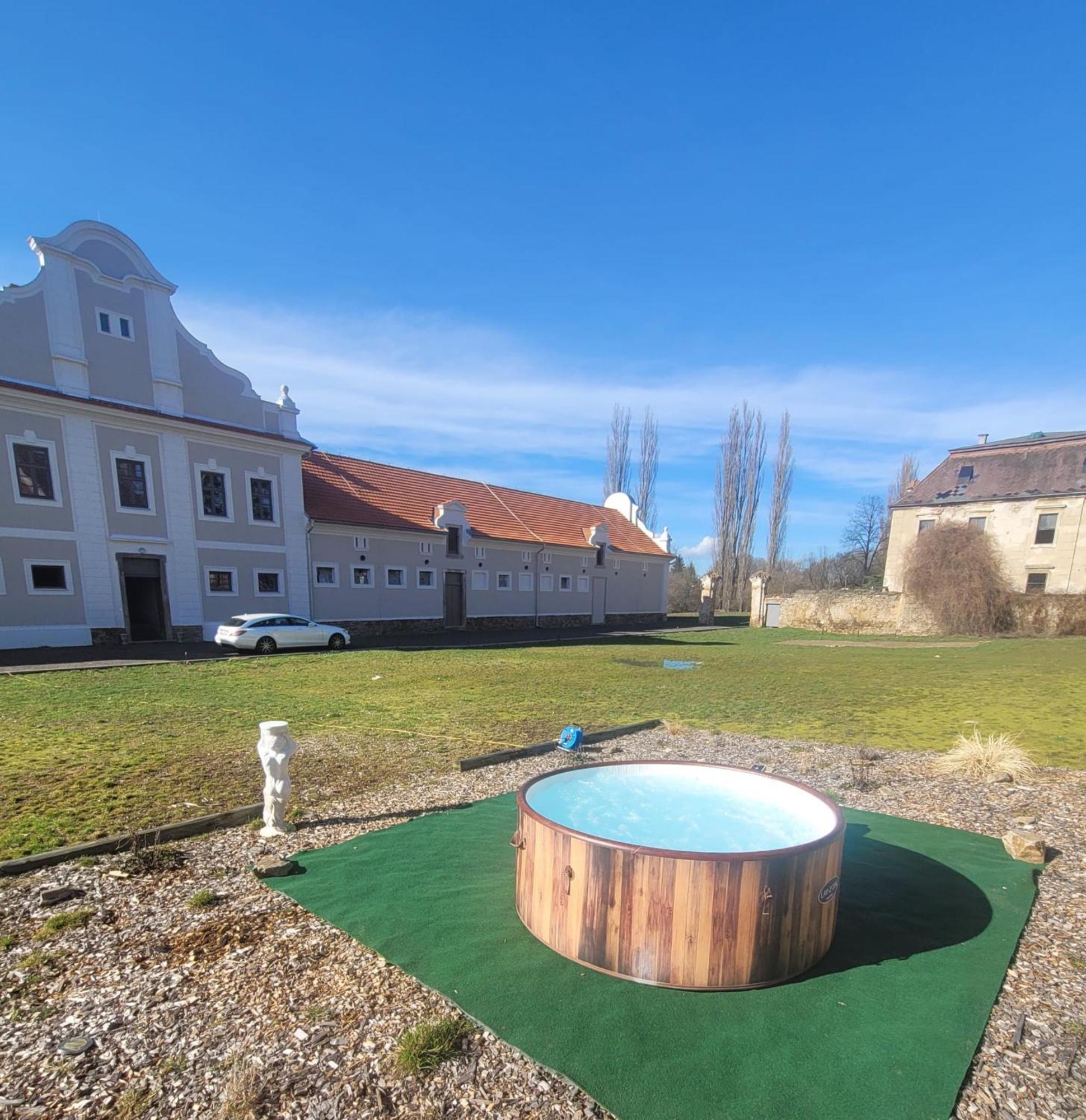 Chateau Moravany - Apartmany, Teepee A Wellness Ronow an der Doubrava Eksteriør billede